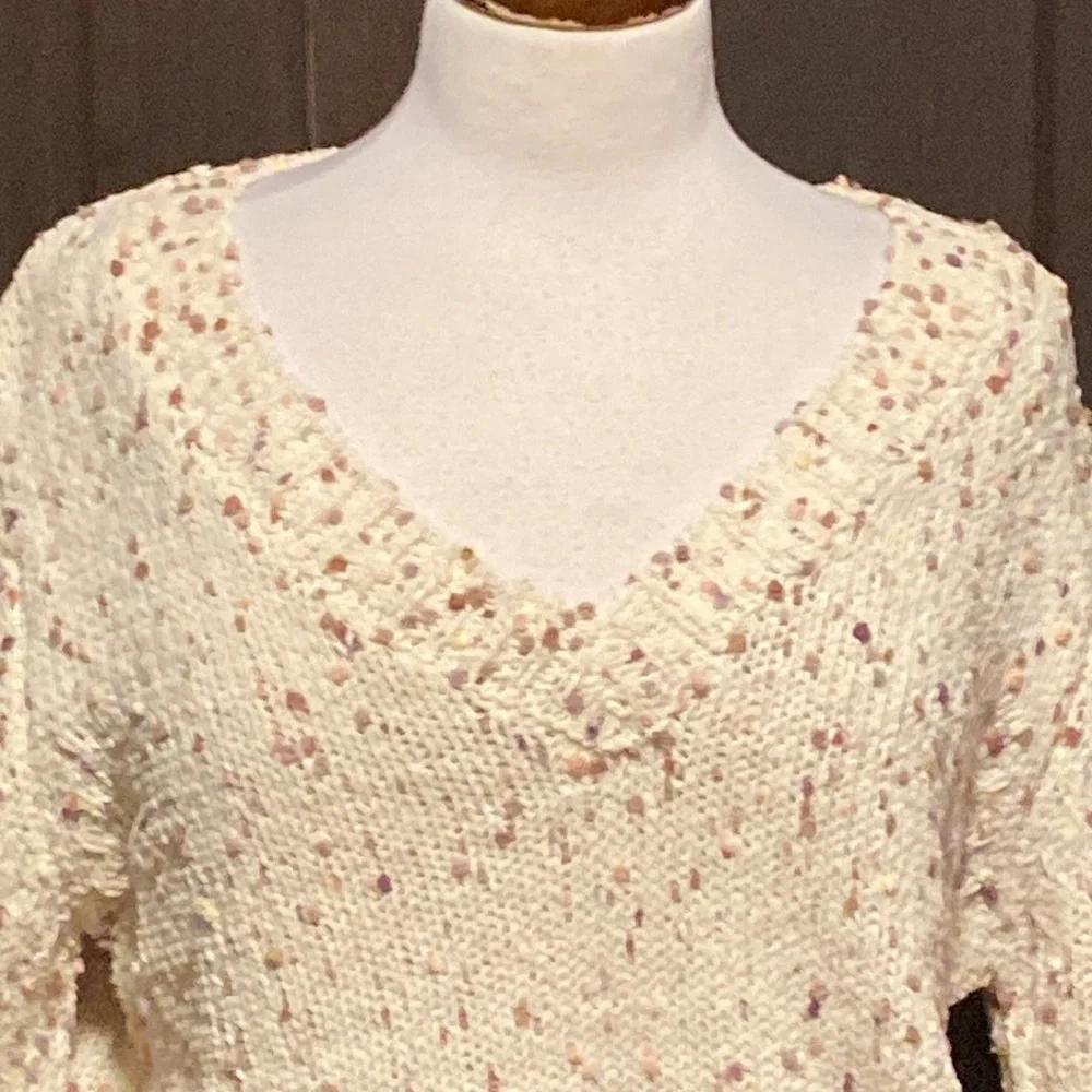 by the River-Small cream colored V neck sweater with Pink and Brown yarn design - Picture 2 of 7